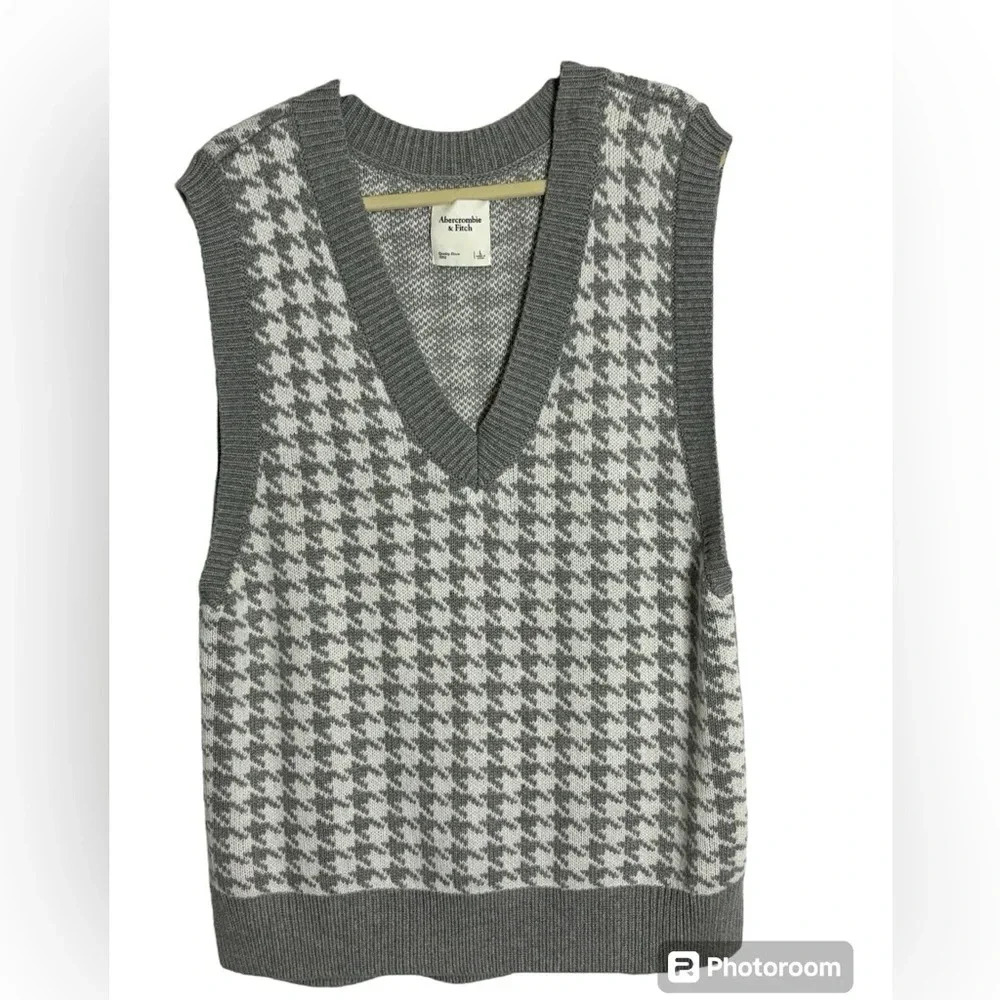 Abercrombie & Fitch Gray and White Houndstooth V-Neck Sweater Vest - Picture 2 of 10